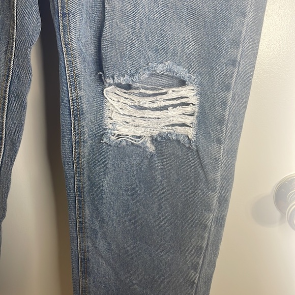 NWT Pretty Little Thing Knee Rip Light Wash Mom Jeans US Size 6 - Picture 11 of 15
